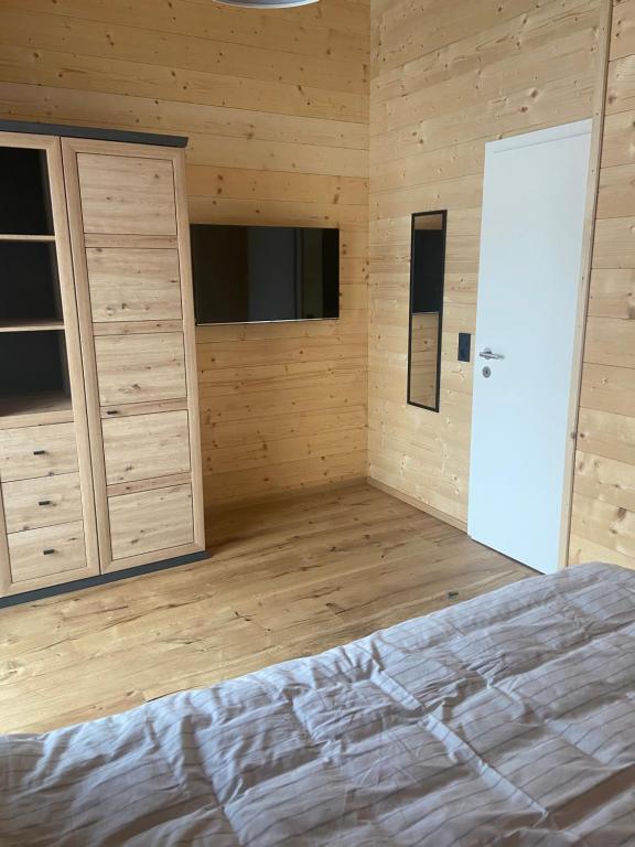 Postel nebo postele na pokoji v ubytování Entspannen im Holzchalet mit Panoramablick, Ruhe und Infrarotsauna