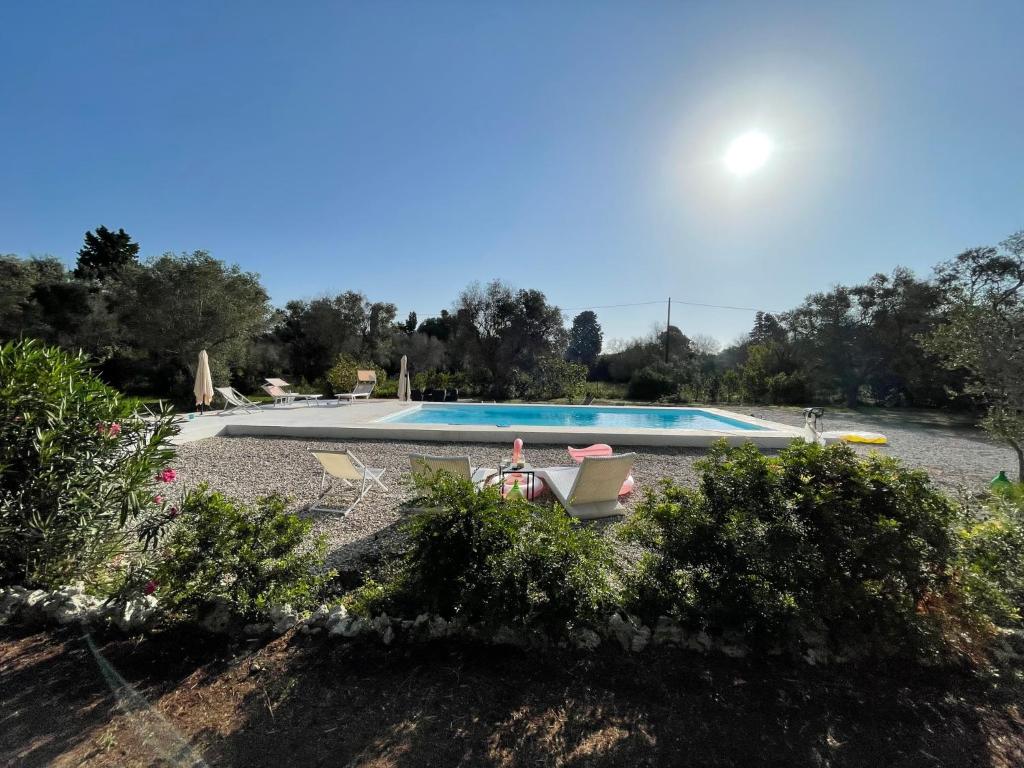 uitzicht op een zwembad vanaf een tuin bij Tenuta Palmarini in San Cataldo