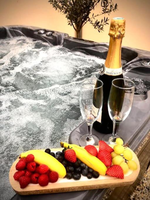 - un plateau de fruits à côté de 2 verres à champagne dans l'établissement L'étincelle, à Saint-Martin-des-Entrées