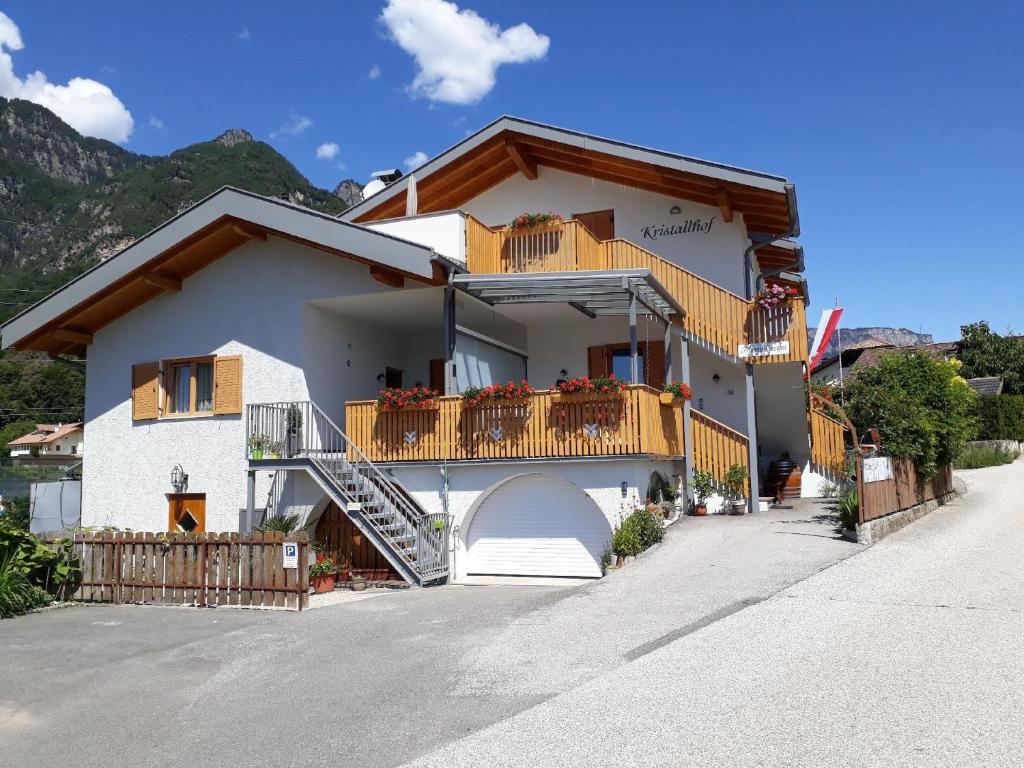 ein großes Haus mit einem Balkon und einer Treppe in der Unterkunft Appartement in Altenburg mit Terrasse und wunderbarem Ausblick in die Südtiroler Bergwelt in Castelvecchio
