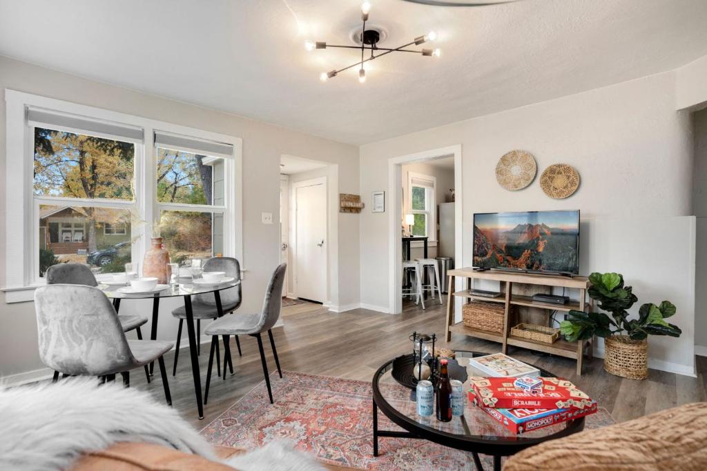 un salon avec une table et une salle à manger dans l'établissement Charming Old Town Bungalow with Free Cruiser Bikes, à Fort Collins