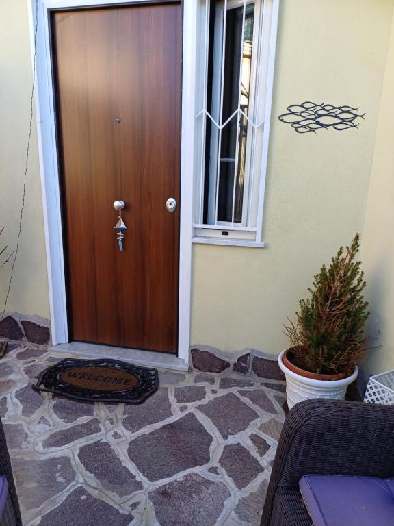 a wooden door in a living room with a window at Casa Gimaga in Pozzuoli