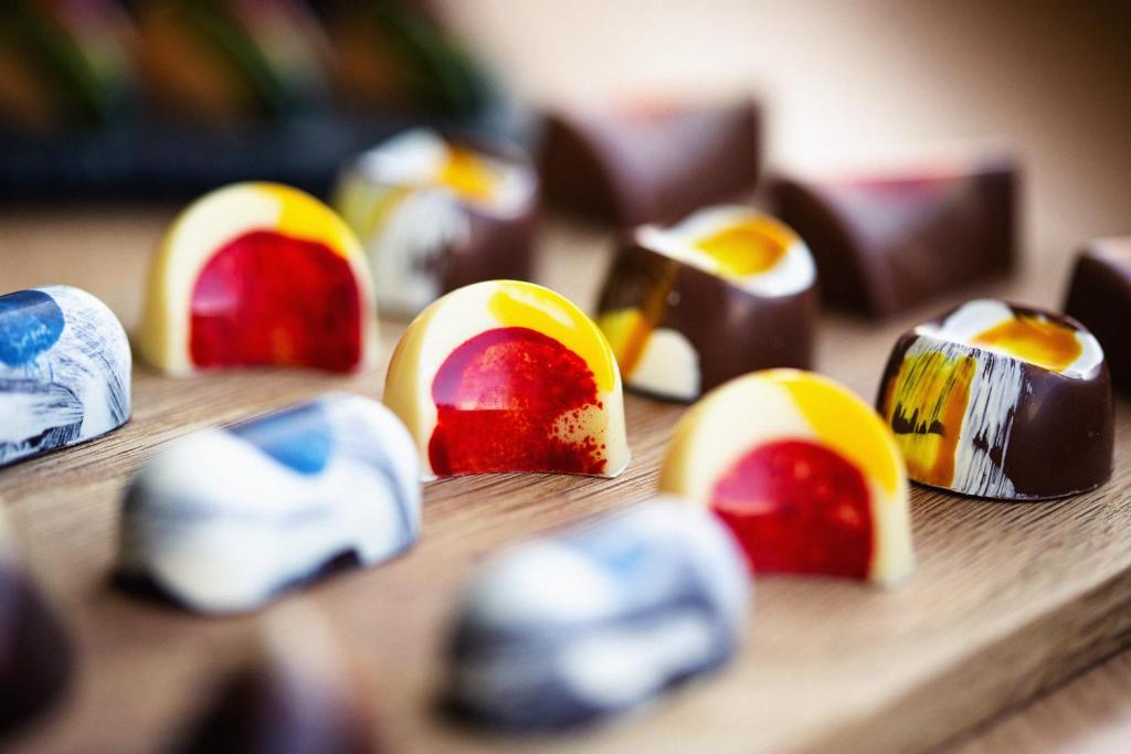 een groep chocolaatjes op een houten tafel bij BARNAHOWN, Mitchelstown in Mitchelstown