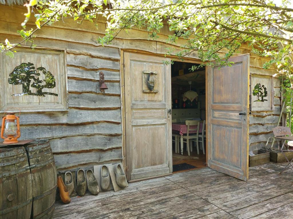 otwarte drzwi drewnianych domów z drzwiami w obiekcie Cabane La tête dans les étoiles w mieście Gesves