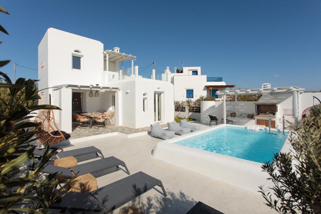 Bazén v ubytování Luana Boutique Villa at Plaka Beach with Private Pool nebo v jeho okolí