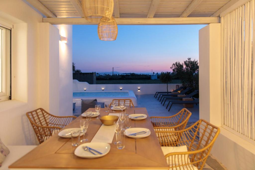 Bazén v ubytování Luana Boutique Villa at Plaka Beach with Private Pool nebo v jeho okolí