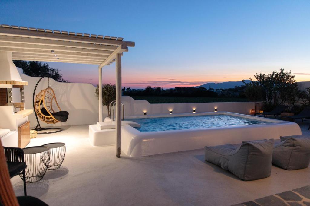 Bazén v ubytování Luana Boutique Villa at Plaka Beach with Private Pool nebo v jeho okolí