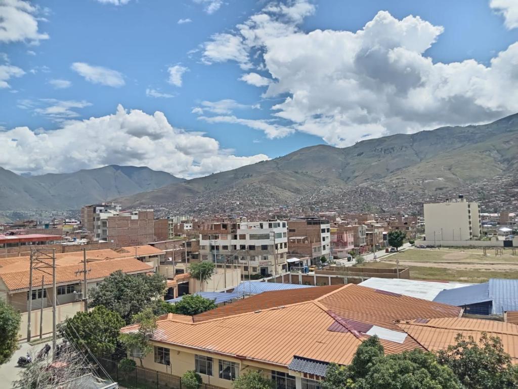 vistas a una ciudad con montañas en el fondo en OCALA HOUSE 3.0 en Huánuco