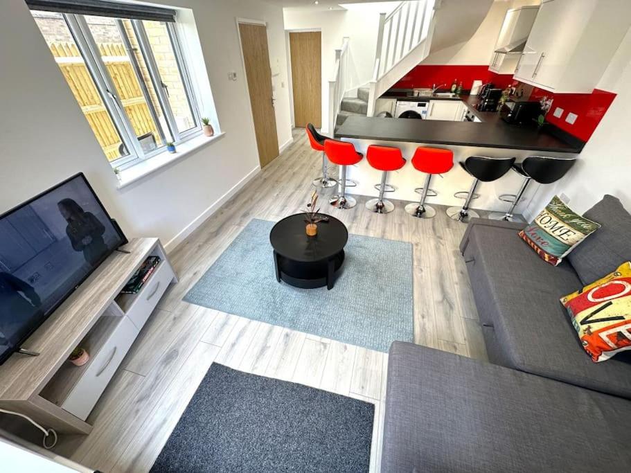 an overhead view of a living room with a couch and a kitchen at Elegant 2-Bed in Central Headington-Modern New Built Retreat- Wi-Fi, Netflix, Top Location in Oxford