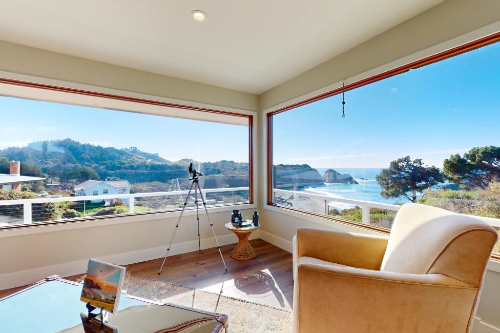 ein Zimmer mit einem großen Fenster und Meerblick in der Unterkunft Panoramic Ocean View Home in Elk with Beach Access in Elk