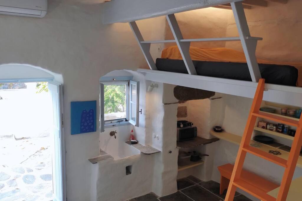 Palanda nebo palandy na pokoji v ubytování Hidden Gem - Sifnos, Kastro.