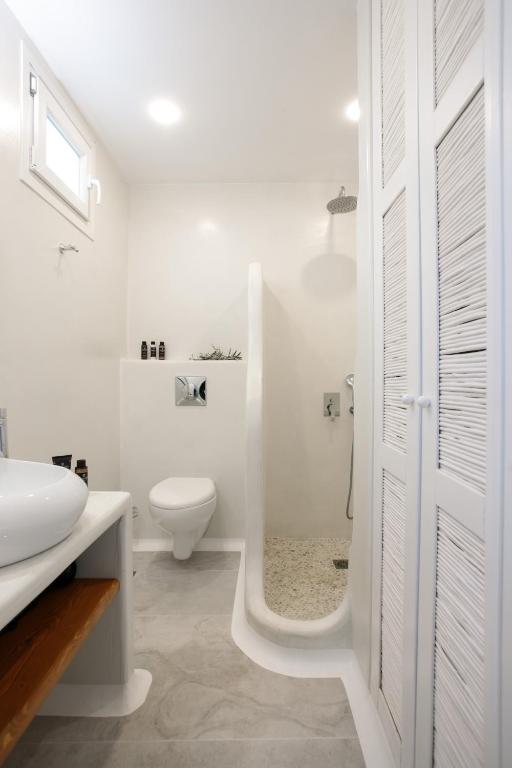 Koupelna v ubytování Luana Boutique Villa at Plaka Beach with Private Pool