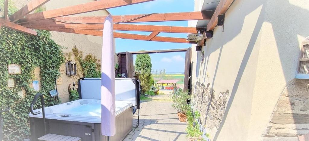 uma banheira de hidromassagem no pátio de uma casa em Wellness-Ferienhaus mit Privat-Spa em Gappenach