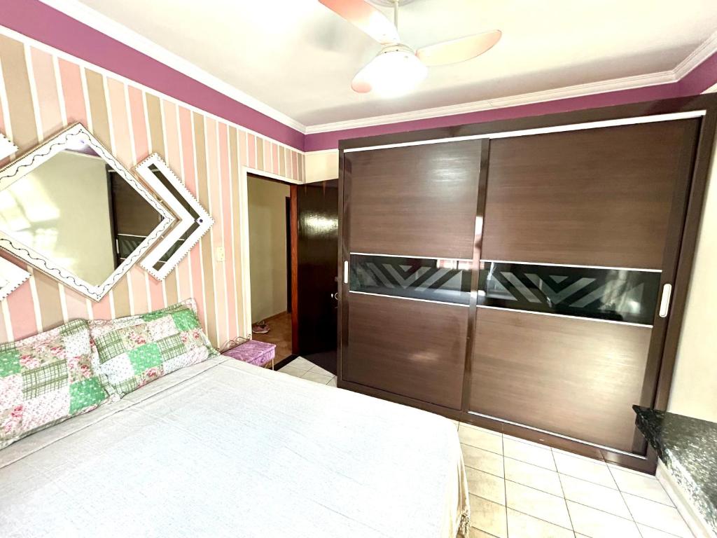 um quarto com uma cama e um espelho em Casa em Limeira à 1,7km da Unicamp em Limeira