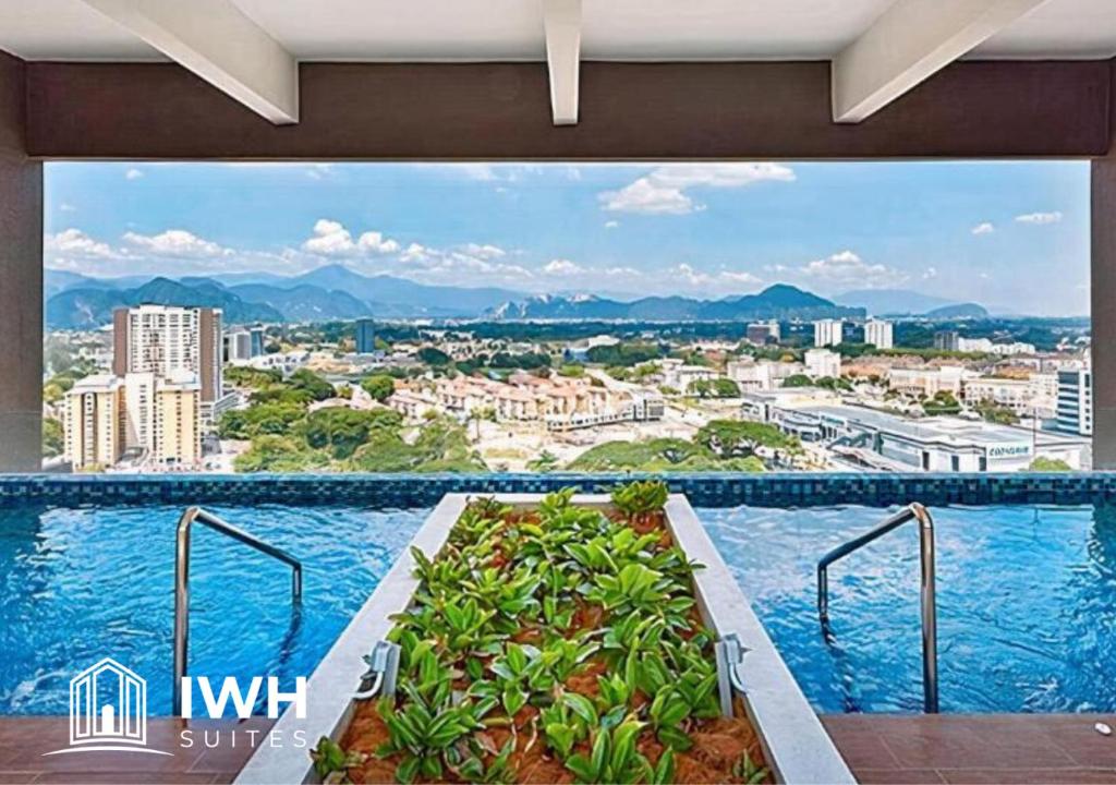 uma piscina com vista para a cidade em Ipoh Horizon Skypool Town Suites 4-11pax by IWH Suites em Ipoh