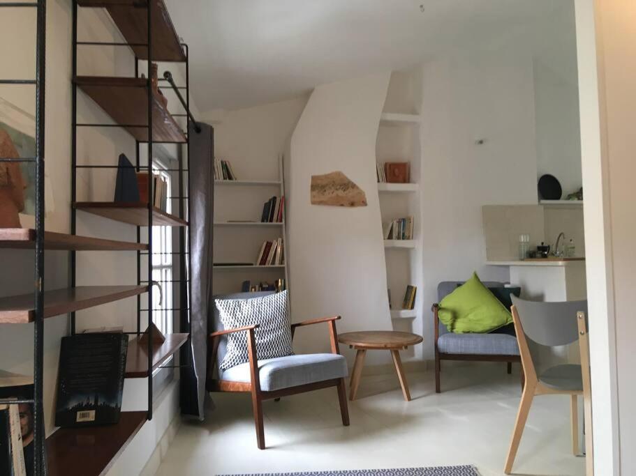 un salon avec deux chaises et une table dans l'établissement Au cœur d'Uzès la Terrasse d’Austerlitz, à Uzès