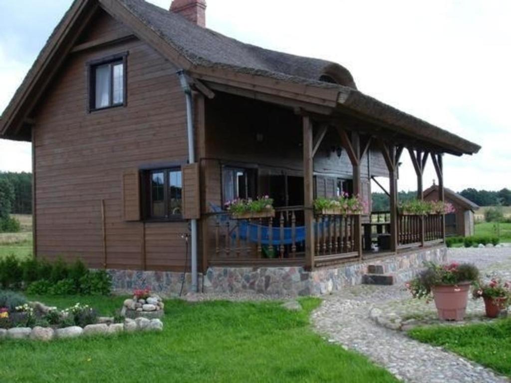 ein großes Holzhaus mit einer Veranda in der Unterkunft Ferienhaus für Naturliebhaber 