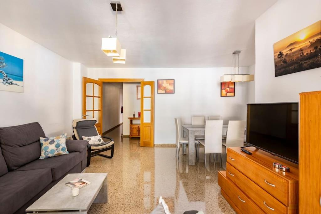 Amplio piso con 4 habitaciones para disfrutar de Málaga con parking gratuito - 1