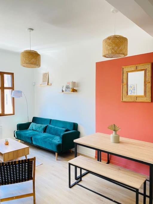 un salon avec un canapé bleu et une table dans l'établissement T3 Spacieux - Proche gare - Entièrement rénové, à Marseille