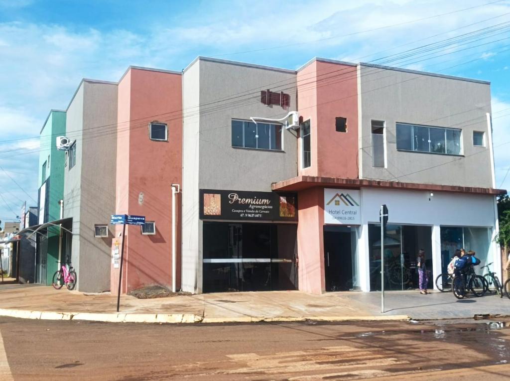 a building on the corner of a street at HOTEL CENTRAL in Chapadão do Céu