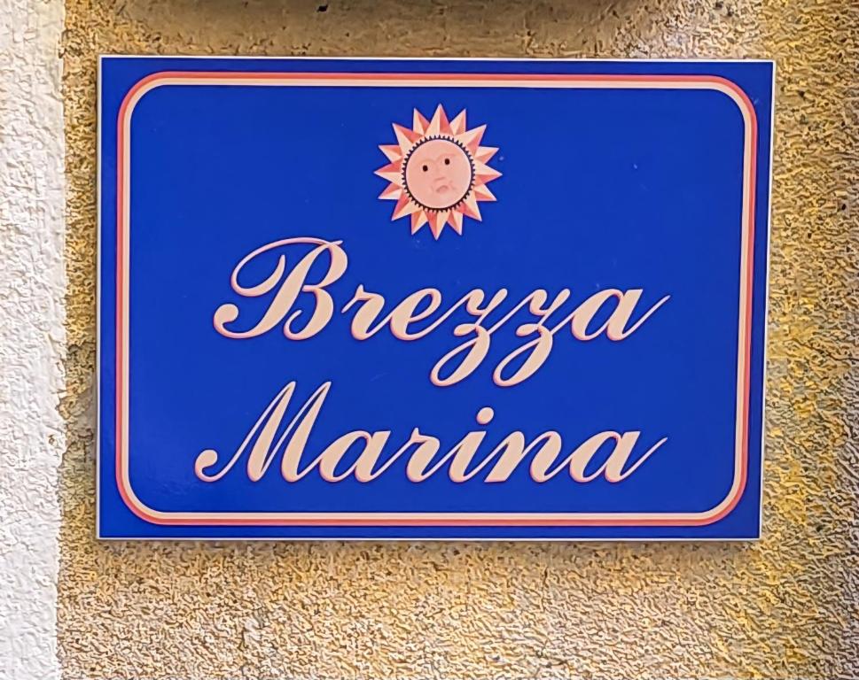 un panneau sur un mur qui dit bergama marinem dans l'établissement Brezza Marina, à Riomaggiore
