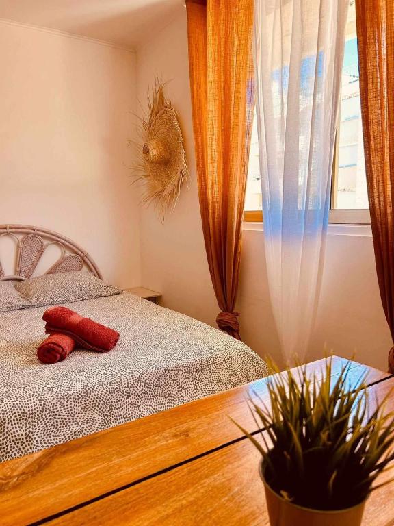 - une chambre avec un lit avec des rideaux et une table dans l'établissement My home, à Saint-Tropez
