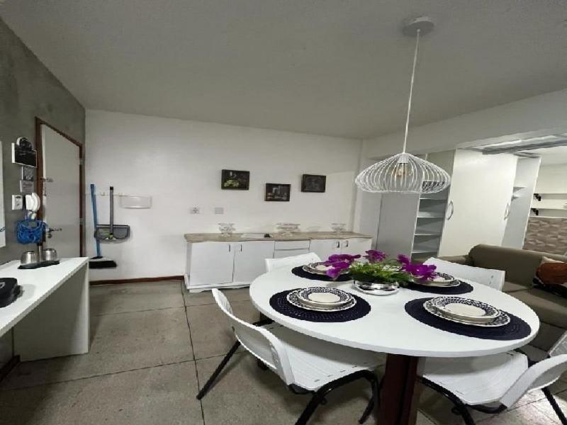 un tavolo bianco e sedie in soggiorno di STUDIO 201 | WIFI 600MB | RESIDENCIAL JC, um lugar para ficar. a Belém Novo
