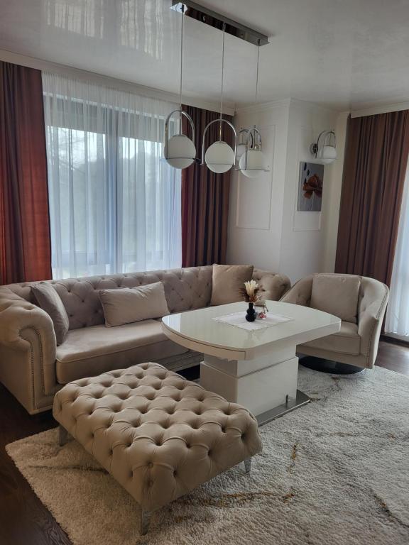 uma sala de estar com um sofá e uma mesa em Luxury apartment em Teteven