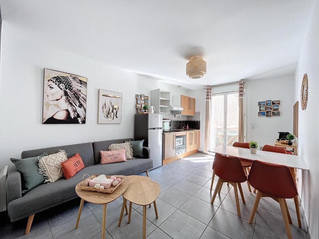 un salon avec un canapé et une table dans l'établissement Le Bohème T2 cœur de ville Sète, à Sète