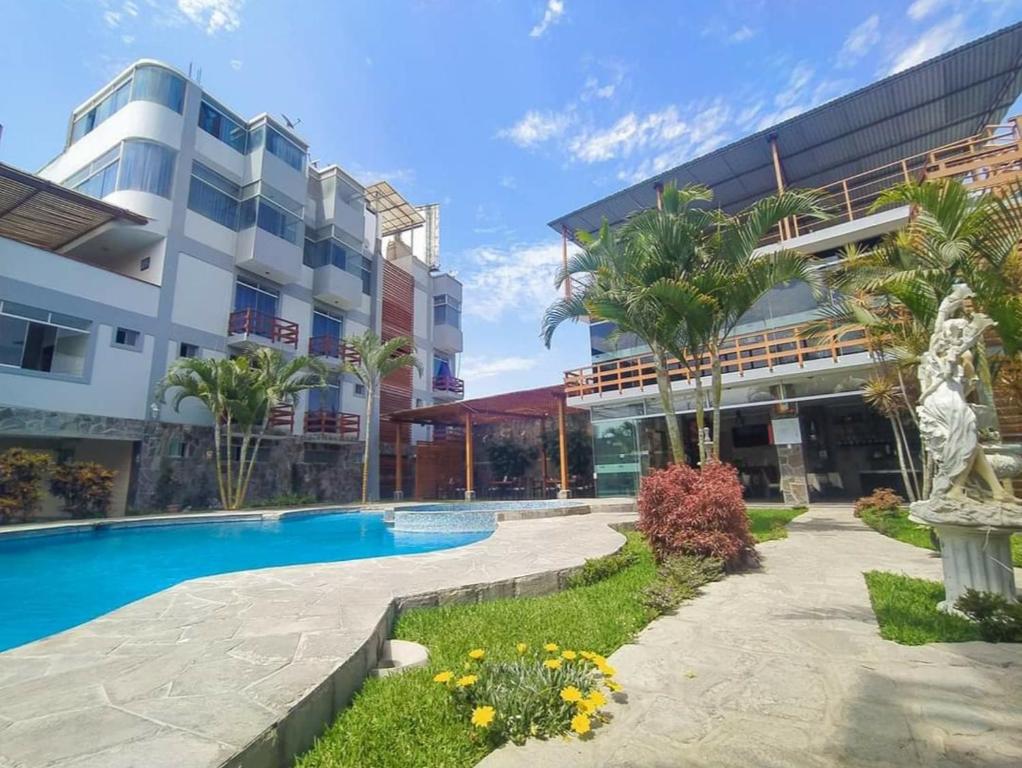 un bâtiment avec une piscine en face d'un bâtiment dans l'établissement GRAN HOTEL VILLA DEL SUR, à San Vicente de Cañete