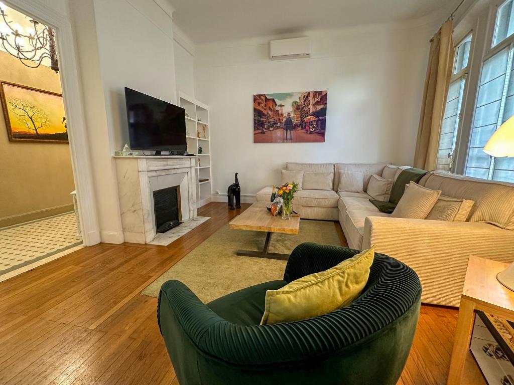 un salon avec un canapé et une cheminée dans l'établissement Bourgeois 3CH, 2SDB, Terrasse 70m2, Palais à 400m, à Cannes