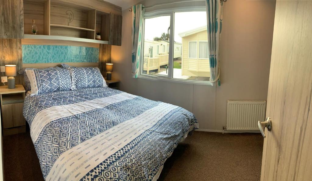 Postel nebo postele na pokoji v ubytování Luxurious caravan in Lyons Holiday Park Rhyl