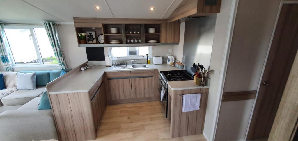 Kuchyň nebo kuchyňský kout v ubytování Luxurious caravan in Lyons Holiday Park Rhyl