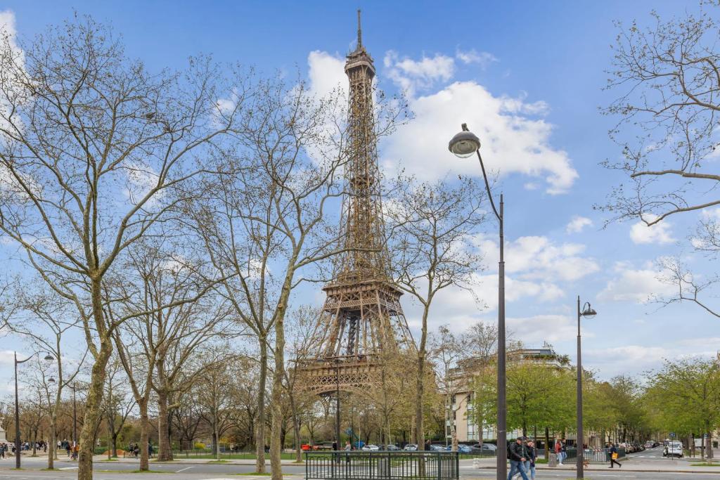 - une vue sur la tour Eiffel depuis un parc dans l'établissement Studio St Dominique - Invalides - B'Your Home, à Paris