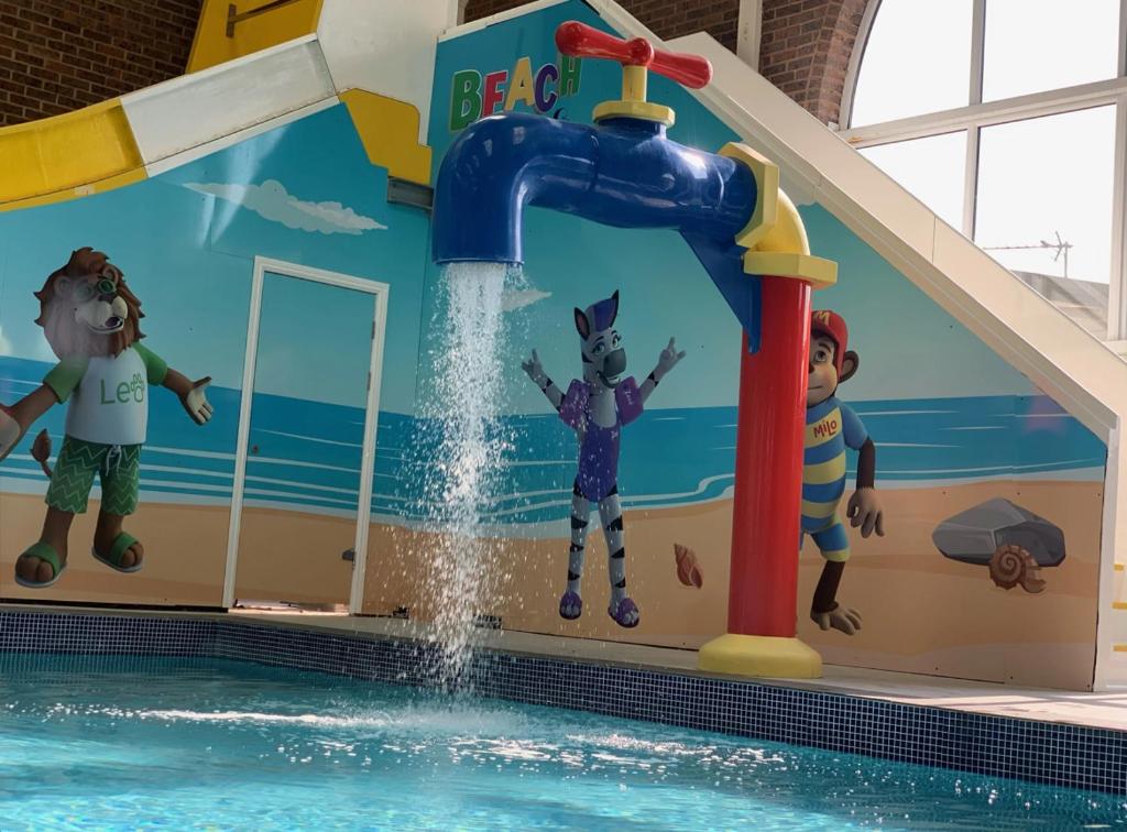 Bazén v ubytování Luxurious caravan in Lyons Holiday Park Rhyl nebo v jeho okolí