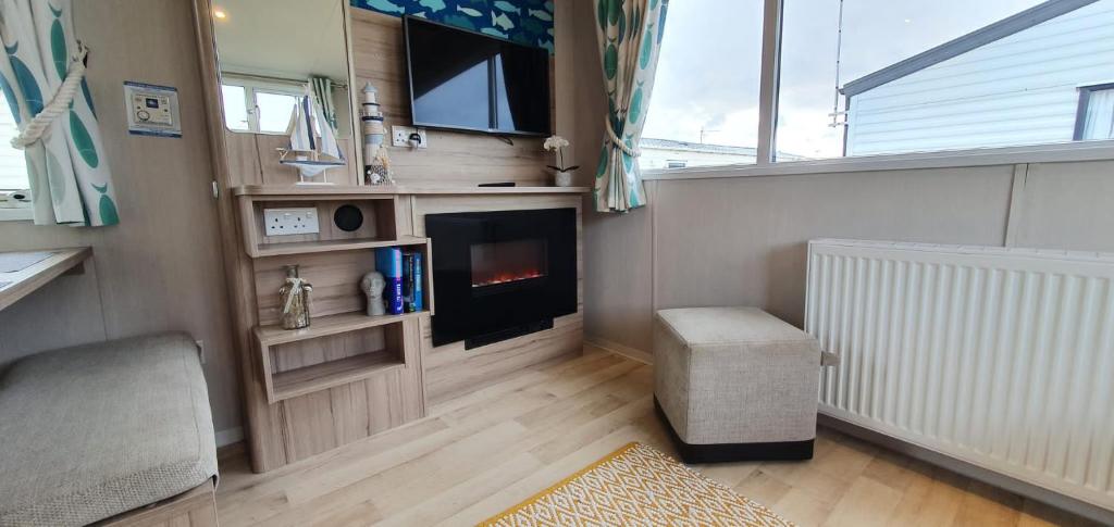 TV a/nebo společenská místnost v ubytování Luxurious caravan in Lyons Holiday Park Rhyl