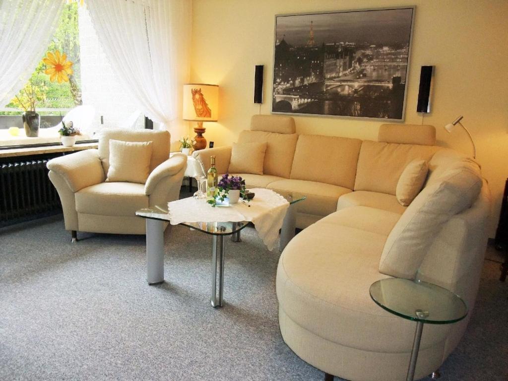 ein Wohnzimmer mit einem Sofa und einem Tisch in der Unterkunft Luxusfewo mit IR-Wärmekabine und Boxspringbett für Zwei in Goslar