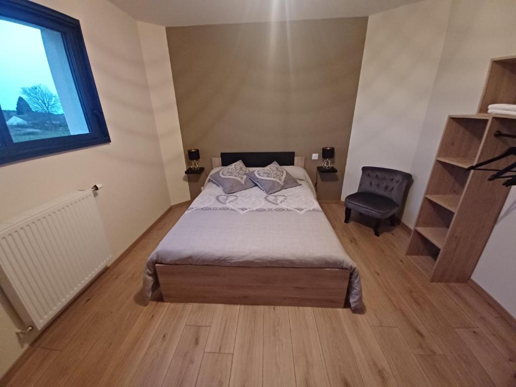 1 dormitorio pequeño con 1 cama y 1 silla en ROUSSEAU LOISON en Notre-Dame-dʼAspres