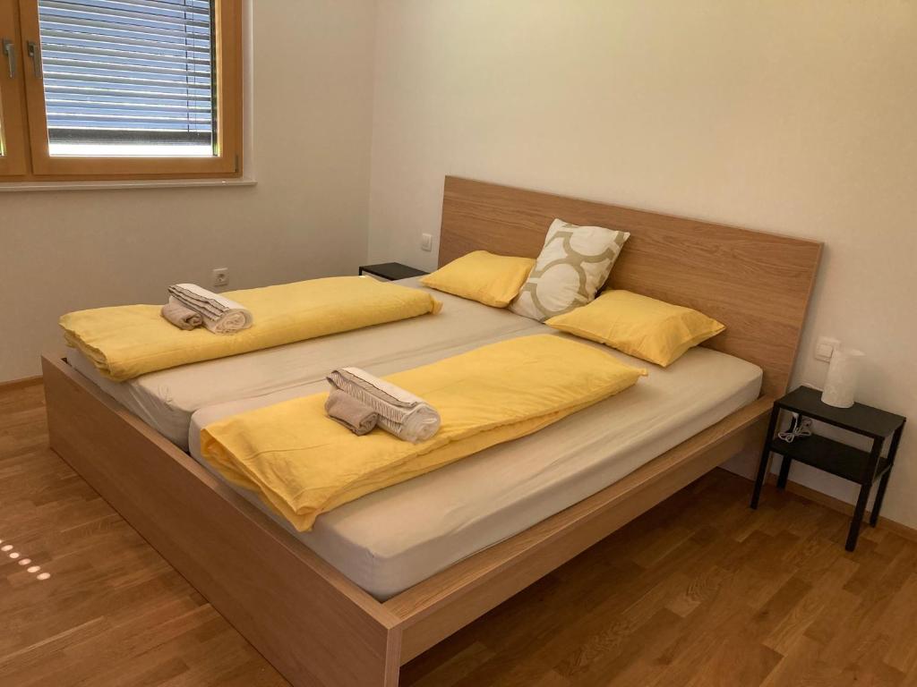 1 dormitorio con 2 camas con sábanas amarillas en Dantin guest house en Prvačina
