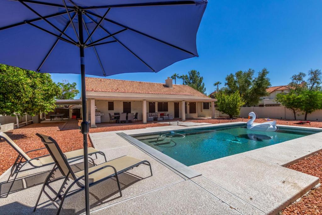 - une piscine avec 2 chaises et un parasol dans l'établissement Cobalt Serenity-Private Pool-North Scottsdale, à Phoenix