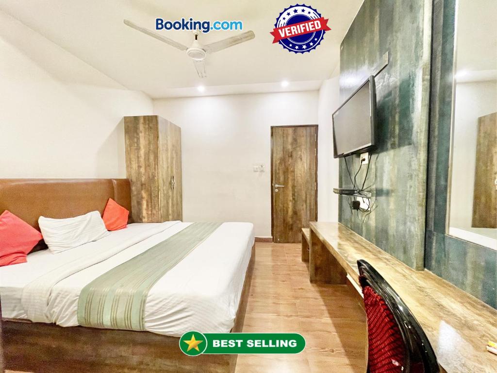 um quarto com uma cama e uma televisão de ecrã plano em Hotel Janaki ! Varanasi ! fully-Air-Conditioned-hotel family-friendly-hotel, near-Kashi-Vishwanath-Temple and Ganga ghat em Varanasi