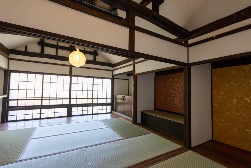 pusty pokój z dużym pokojem z dużym oknem w obiekcie Kominkahaku Takenoko - Vacation STAY 45999v w mieście Hita