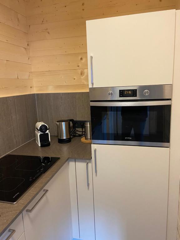 Kuchyň nebo kuchyňský kout v ubytování Entspannen im Holzchalet mit Panoramablick, Ruhe und Infrarotsauna