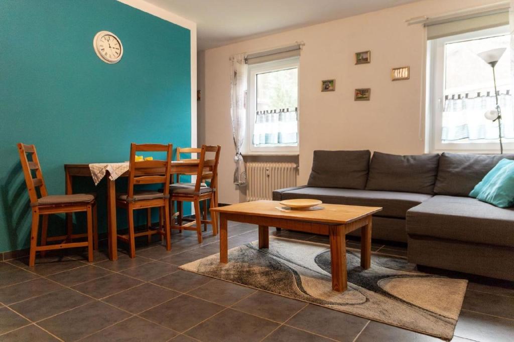 sala de estar con sofá y mesa en Ferienwohnung im ersten Obergeschoss en Weißenstadt