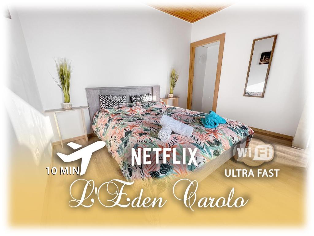 um quarto com uma cama com um computador portátil em L'Eden Carolo - Netflix, Wi-Fi, 10min Aéroport, Parking gratuit em Dampremy
