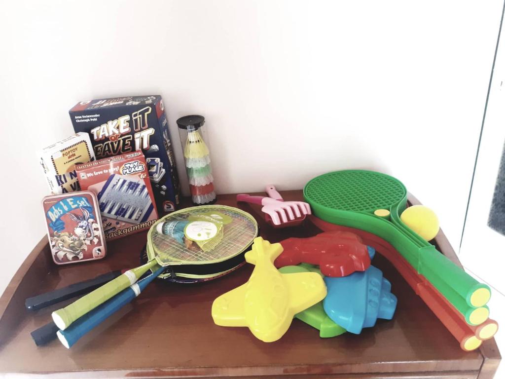 una mesa de juguete con raqueta de tenis y otros juguetes en Buzogány Vendégház, en Lipót