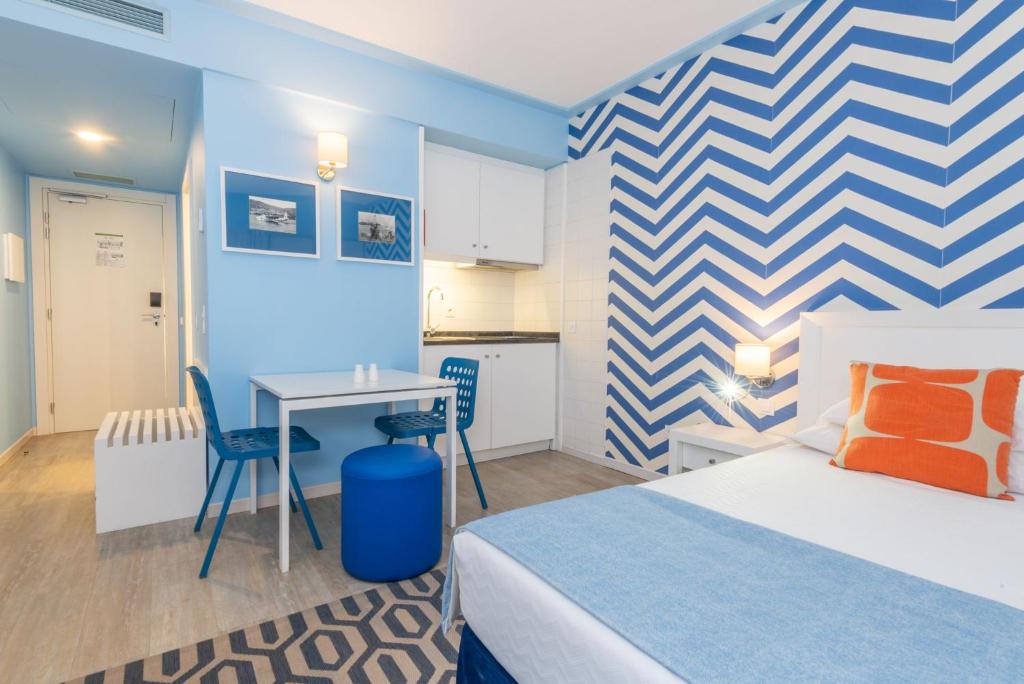 Kuchyň nebo kuchyňský kout v ubytování Terrace Mar Suite Hotel