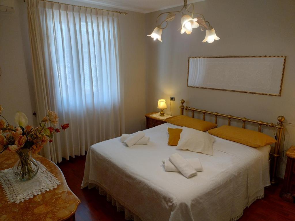 een slaapkamer met een bed met 2 kussens erop bij Casa JaRi in San Giovanni Rotondo