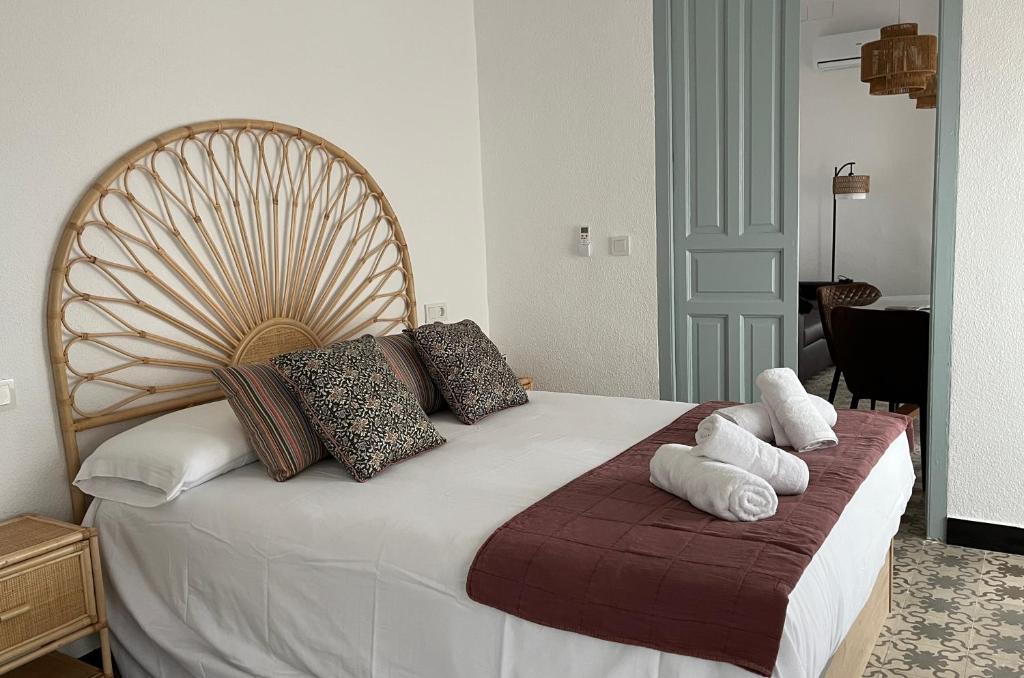 La Llave de la Corredera في قرطبة: غرفة نوم بها سرير أبيض كبير مع وسائد