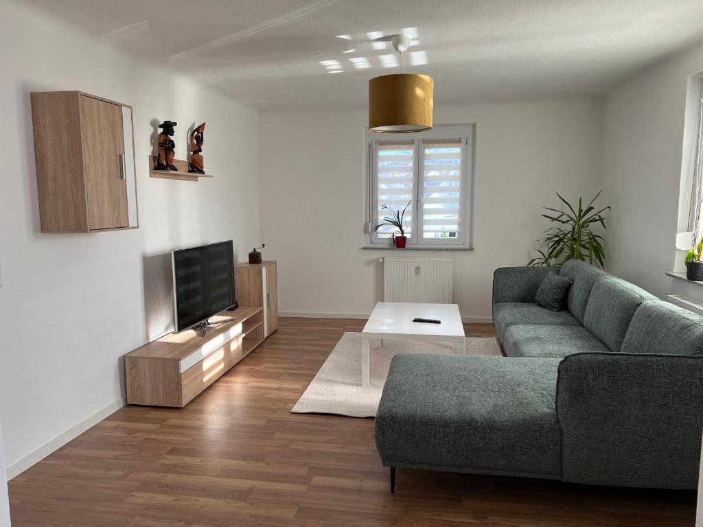 ein Wohnzimmer mit einem Sofa und einem TV in der Unterkunft Stadtvilla in Hechingen in Hechingen